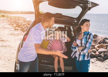 Das Bild einer Familie im Auto streiten. Stockfoto