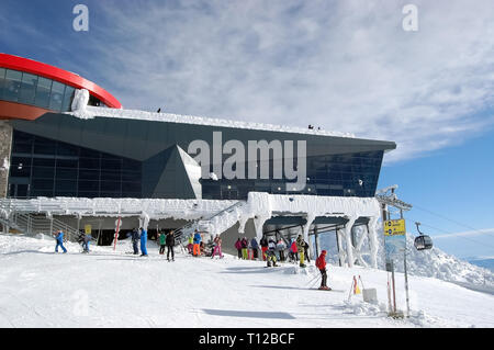 Jasna, Slowakei - Januar 22, 2019: Skifahrer am Chopok Cable Car Station auf einem Winter sonniger Tag im Skigebiet Jasna Niedere Tatra, Slowakei. Stockfoto