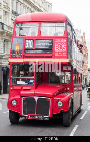 Ein Hop-on-Hop-off-umgebauter London Routemaster Bus auf der Fleet Street, London, Großbritannien Stockfoto