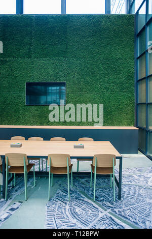 In einem hellen und luftigen, modernen Restaurant im Bürogebäude in Amsterdam Holland Stockfoto