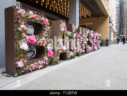 Blumenarrangement außerhalb Hilton Hotel, tolle Suffolk Street, Bankside, London, SE1, UK Stockfoto