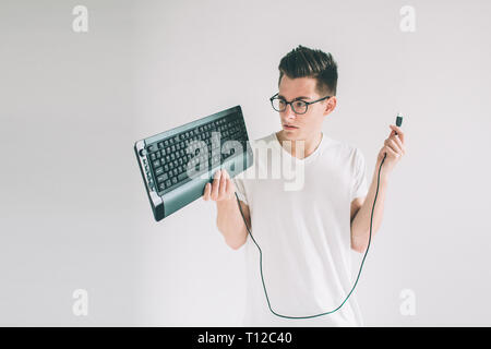 Lustige Computer geek isoliert auf Weiss. Nerd eine Brille trägt Stockfoto