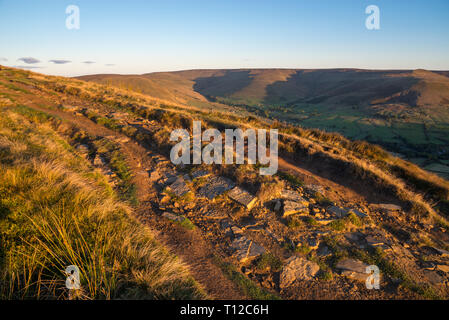 Wunderschöne Aussicht auf das Tal von Edale aus Rushup Edge auf einem sonnigen Oktober Morgen. Peak District, Derbyshire, England. Stockfoto