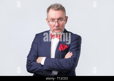 Älterer Mann im blauen Anzug auf der Suche überzeugt Stockfoto