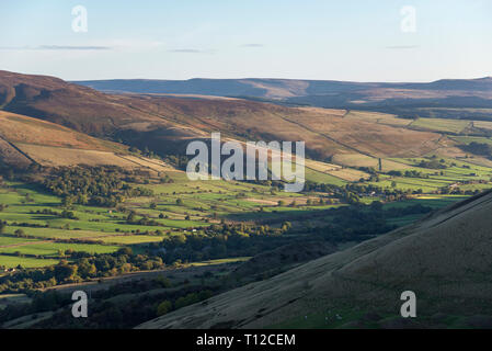Das Tal von Edale auf einen schönen Oktober Morgen im Peak District, Derbyshire, England. Stockfoto