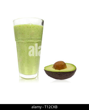 Close-up ein Glas frischen Avocado Smoothie mit in Scheiben geschnittenen Avocado Obst auf weißem Hintergrund. Cremig Avocado Smoothie und halbe avocado Obst. Stockfoto