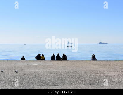 Youngsters chillen auf Thessaloniki Waterfront, Thessaloniki, Griechenland Stockfoto