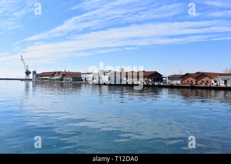 Jugendliche heraus hängen auf Thessaloniki Hafen Kai, Thessaloniki, Griechenland Stockfoto