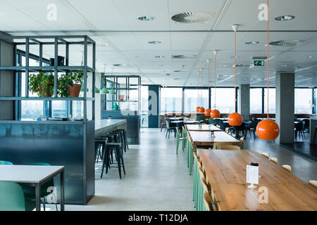 In einem hellen und luftigen, modernen Restaurant im Bürogebäude in Amsterdam Holland Stockfoto