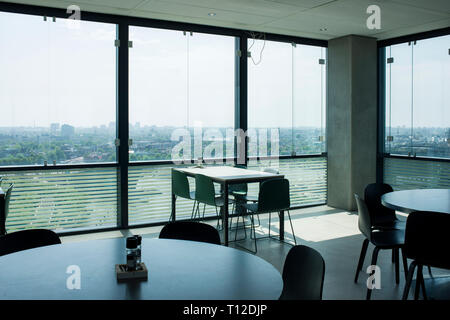 In einem hellen und luftigen, modernen Restaurant im Bürogebäude in Amsterdam Holland Stockfoto
