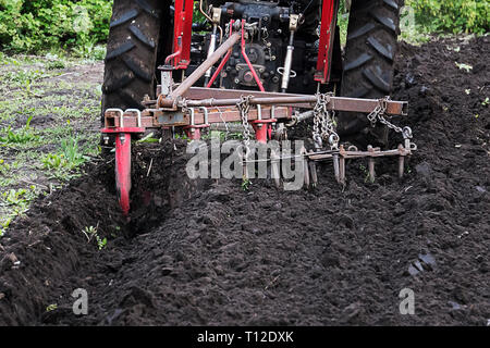 Traktor auf dem Hof, einem modernen landwirtschaftlichen Verkehr, ein Landwirt in diesem Bereich arbeiten, fruchtbares Land, Anbau von Flächen, landwirtschaftliche Maschinen, Stockfoto