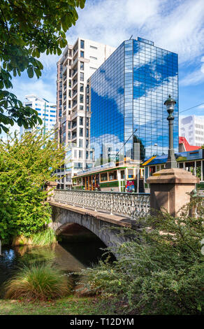 Christchurch, Neuseeland - Januar 20, 2010: restaurierten alten Straßenbahn auf der Brücke über den Fluss Avon mit Hochhaus im Hintergrund, abgerissen af Stockfoto