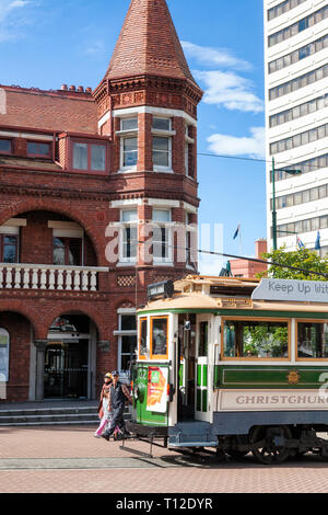 Christchurch, Neuseeland - Januar 20, 2010: restaurierten alten Tram in Christchurch Central City mit ehemaligen städtischen Kammern Gebäude im Hintergrund Stockfoto