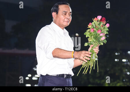 Bangkok, Thailand. 22 Mär, 2019. Thailändische Ministerpräsident Prayuth Chan-ocha Der palang Pracharat Partei liefert eine Rede zu Unterstützern im Wahlkampf Rallye in Bangkok. Thai Premier und Junta leader Prayut läuft als Premierminister Kandidat für pro-Junta politische Partei Palang Pracharath. Thailand wird eingestellt, um einen allgemeinen Wahlen am 24. März 2019, die erste Umfrage in fünf Jahren seit dem Militärputsch von 2014 zu halten. Credit: Vichan Poti/Pacific Press/Alamy leben Nachrichten Stockfoto