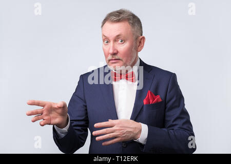 Mann im blauen Anzug duscussing Frage mit Ihnen Stockfoto