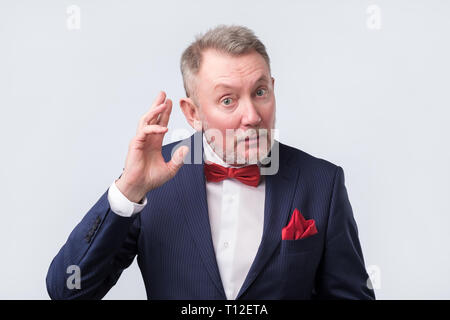 Mann im blauen Anzug duscussing Frage mit Ihnen Stockfoto