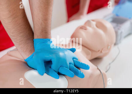 Schulung in Erster Hilfe. Die Herz-Lungen-Wiederbelebung. Erste Hilfe Kurs. Stockfoto