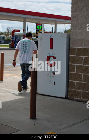 Ice Box an einer Tankstelle Convenience Store Stockfoto