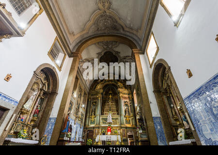 Detail der Haupt- und zwei Seitenkapellen der kleinen Kirche des Flamengas am Kloster Unserer Lieben Frau von Ruhe, in Alcantara, Lissabon, Portugal Stockfoto