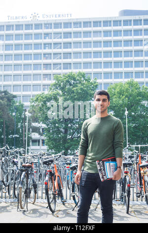 Ein männlicher International Student im Freien stehen zu einem Ducth College Campus in Holland Stockfoto