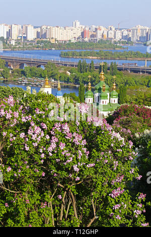 Frühling Blick auf Vydubychi Kloster und Dnjepr River mit rosa und weißen Flieder im Botanischen Garten blühende Stadt Kiew, Ukraine. Ikonische Bild Stockfoto