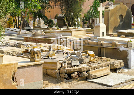 Zerstört und Grab im christlichen Friedhof ruiniert Stockfoto
