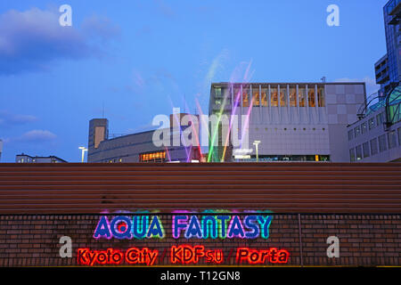 KYOTO, JAPAN-23 FEB 2019 - Nachtansicht der Aqua Fantasy Farbe und Licht Wasser Brunnen in Shimogyo vom Kyoto Bahnhof in Kyoto, Japan. Stockfoto