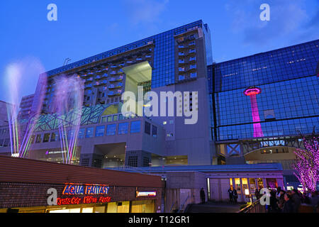 KYOTO, JAPAN-23 FEB 2019 - Nachtansicht der Aqua Fantasy Farbe und Licht Wasser Brunnen in Shimogyo vom Kyoto Bahnhof in Kyoto, Japan. Stockfoto