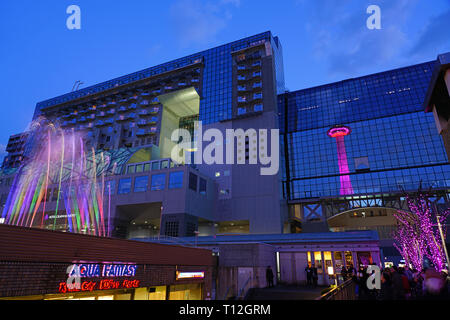 KYOTO, JAPAN-23 FEB 2019 - Nachtansicht der Aqua Fantasy Farbe und Licht Wasser Brunnen in Shimogyo vom Kyoto Bahnhof in Kyoto, Japan. Stockfoto