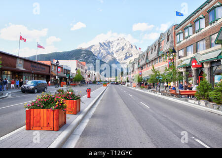 BANFF, Kanada - 3. JULI 2011: der Banff Avenue im Banff National Park in Alberta mit dem Berg Cascade in den Hintergrund. Die Stadt ist einer der wichtigsten Canadia Stockfoto