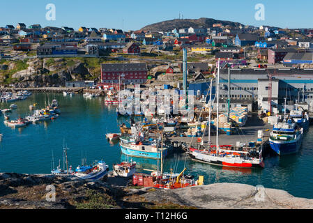 Schiffe im Hafen von Ilulissat, Grönland Stockfoto