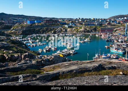 Schiffe im Hafen von Ilulissat, Grönland Stockfoto