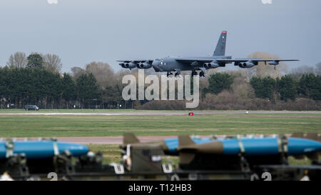 A B-52 Stratofortress bereitgestellt von Barksdale Air Force Base, La., landet auf der Flucht line an RAF Fairford, England, zur Unterstützung der US-amerikanischen strategischen Kommando der Bomber Task Force in Europa, 21. März 2019. Während der DAG, die B-52-Missionen werden während der US-Streitkräfte in Europa und Afrika Theater, darunter auch Standorte von der Arktis bis zur Sahara. (U.S. Air Force Foto von Flieger 1. Klasse Tessa B. Corrick) Stockfoto