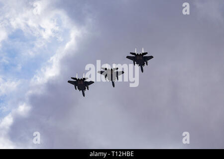 Drei Republik Singapur Air Force F-15E Strike Eagle Kampfjets vorbereiten zu landen nach einem Ausfall während der Red Flag 19-2 an der Nellis Air Force Base, Nev, 21. März 2019. Die Republik Singapur Luftwaffe nahmen an Red Flag 19-2 als einer der US-alliierten Nationen. (U.S. Air Force Foto von Airman 1st Class Rechtsinhaber A. Darbasie) Stockfoto