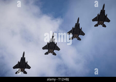 Vier Republik Singapur Air Force F-15E Strike Eagle Kampfjets vorbereiten zu landen nach einem Ausfall während der Red Flag 19-2 an der Nellis Air Force Base, Nev, 21. März 2019. Flugzeuge und Personal die Teilnahme an Red Flag sind in der Lage, ihre vielfältigen Fähigkeiten zu nutzen spezifische Missionen, wie Luft verbot, Suche und Rettung zu ausführen, schließen Air Support, dynamische Targeting und defensive Zähler Luft. (U.S. Air Force Foto von Airman 1st Class Rechtsinhaber A. Darbasie) Stockfoto