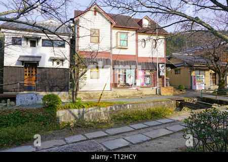 KYOTO, Japan - 24 Feb 2019 - Blick auf die Gebäude und Geschäfte auf Philosophen zu Fuß, eine Promenade Park in Kyoto, Japan. Stockfoto