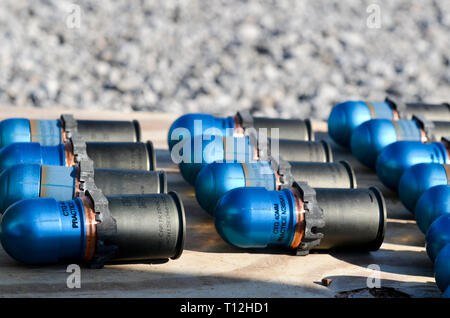 Munition ist auf jeder Zündung Lane für die US-Armee Reservisten auf Mark 19 40 mm Granate Maschinengewehre während des Betriebs Cold Steel II zu qualifizieren durch die 377. Theater Sustainment Command in Fort Knox, Ky., 5. April 2018 veranstaltet. Betrieb Cold Steel ist der US-Armee finden Crew - Serviert Waffen Qualifizierung und Validierung ausüben, um sicherzustellen, dass America's Army Reserve Einheiten und Soldaten ausgebildet sind und bereit, auf kurze bereitstellen - und überall in der Welt bekämpfen - bereit und tödlichen Feuerkraft zur Unterstützung der Armee und unsere gemeinsamen Partner bringen. (U.S. Armee finden Foto von Sgt. Jasmin Spanien / Stockfoto