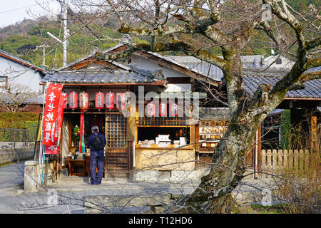 KYOTO, Japan - 24 Feb 2019 - Blick auf die Gebäude und Geschäfte auf Philosophen zu Fuß, eine Promenade Park in Kyoto, Japan. Stockfoto