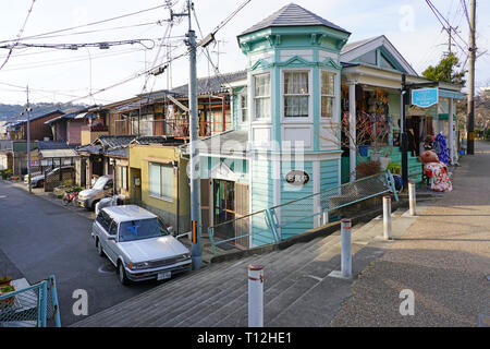 KYOTO, Japan - 24 Feb 2019 - Blick auf die Gebäude und Geschäfte auf Philosophen zu Fuß, eine Promenade Park in Kyoto, Japan. Stockfoto