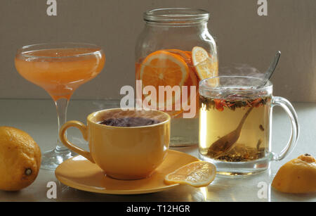 Stillleben mit schwarzen Tee und Zitrone Stockfoto