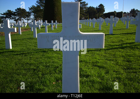Tausende von Kreuzen im Bereich der Amerikanischen Friedhof von Colleville-sur-Mer, Normandie, WW 2. Stockfoto