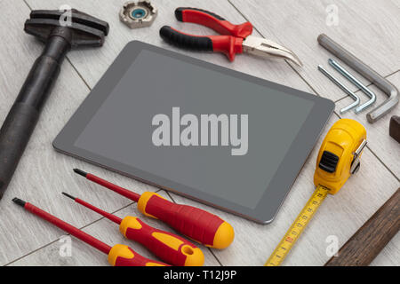 Tablette mit leeren Bildschirm und Construction Tools rund um Stockfoto