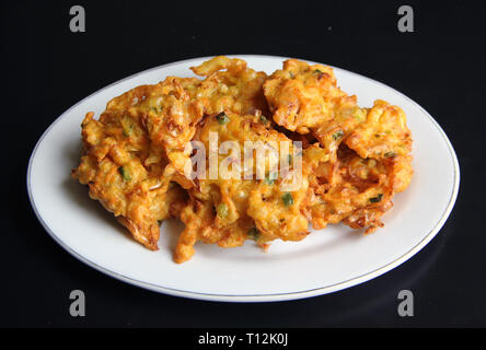 Bakwan Goreng - gebratener Tempura Gemüse Stockfoto