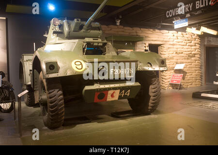 Gepanzerten Fahrzeug auf der Hut durch die Eingabe zu Blitz Erfahrung bei Coventry Transport Museum Stockfoto