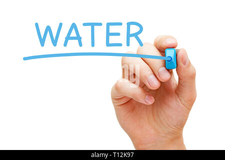 Hand schreiben das Wort Wasser mit blauen Markierung auf Transparenten abwischen Board auf weißem Hintergrund. Stockfoto