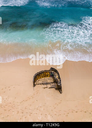 Eine Luftaufnahme von Strand Pantai Nunggalan in Uluwatu in Bali, Indonesien Stockfoto