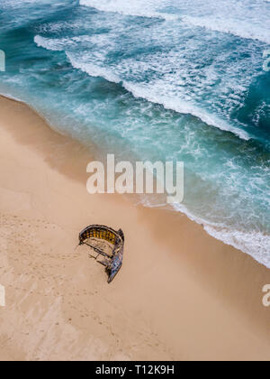 Eine Luftaufnahme von Strand Pantai Nunggalan in Uluwatu in Bali, Indonesien Stockfoto