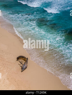 Eine Luftaufnahme von Strand Pantai Nunggalan in Uluwatu in Bali, Indonesien Stockfoto
