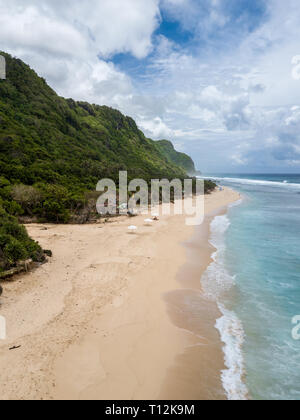 Eine Luftaufnahme von Strand Pantai Nunggalan in Uluwatu in Bali, Indonesien Stockfoto