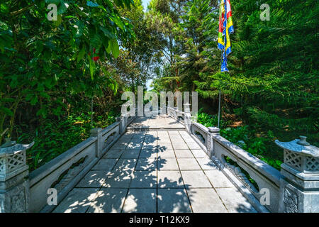 Ba Na Nui Chua Peak mit 'Linh Phong Tu'Tempel, Linh Phong Tower, Lau Chuong, Bia Häuser und Ba-Tempel. Die berühmten Ziel von Da Nang, Vietnam Stockfoto